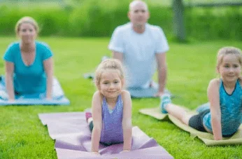 faire du yoga en famille à la maison dans le jardin