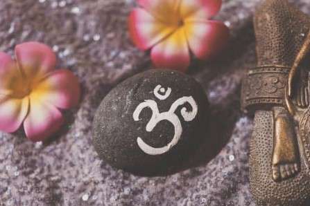 Mantra “Om” : le son vibrant de l’apaisement