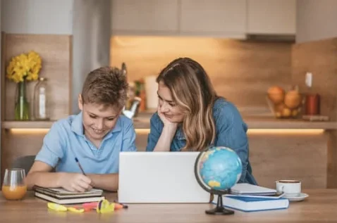 devoirs de vacances avec maman